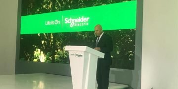 الوزير يزور غرفة العمليات المركزية لمنظومة النقل الأخضر المستدام بمدينة شرم الشيخ \