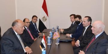 وزير الخارجية يعقد اجتماعاً مع مجموعة من أعضاء مجلس الشيوخ الأمريكي ومساعديهم