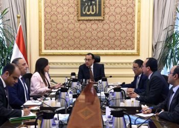 رئيس الوزراء يستعرض مع مدير المركز الوطني لتخطيط استخدامات أراضي الدولة عددا من ملفات العمل