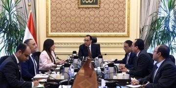 رئيس الوزراء يستعرض مع مدير المركز الوطني لتخطيط استخدامات أراضي الدولة عددا من ملفات العمل