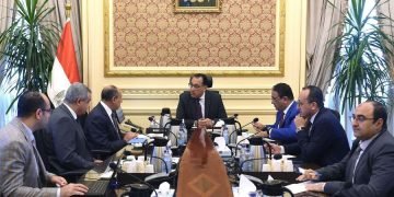 رئيس الوزراء يستعرض مع وزير الطيران المدني عددا من ملفات العمل