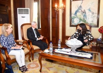 وزيرة الهجرة تستعرض جهود الوزارة في “مراكب النجاة” و”إحياء الجذور” خلال لقائها وسفير فرنسا لدى مصر