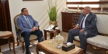 وزير التنمية المحلية يتابع مع محافظ الوادى الجديد الموقف التنفيذي لمشروعات “حياة كريمة”