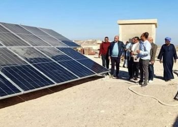 "رئيس غارب يطلق إشارة بدء تشغيل خلايا الطاقة الشمسية المغذية لضخ المياه من الآبار للمزراع بقرية وادى دارا"