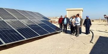 "رئيس غارب يطلق إشارة بدء تشغيل خلايا الطاقة الشمسية المغذية لضخ المياه من الآبار للمزراع بقرية وادى دارا"