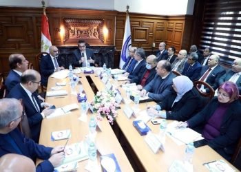 وزير الصحة يوجه بالاستمرار في تقديم الخدمات التأمينية بالتوازي مع منظومة التأمين الصحي الشامل