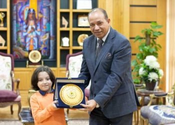 رئيس جامعة المنصورة يكرم الطفل المعجزة لحصوله على المركز الأول على مستوى العالم في مسابقة الحساب الذهني