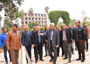 نائب رئيس جامعة أسيوط يتابع أعمال سير الإمتحانات العملية بمختلف الكليات بالجامعة