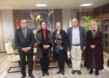 رئيس جامعة أسيوط تستقبل  أستاذة أمريكية متخصصة فى  العلاج الطبيعي