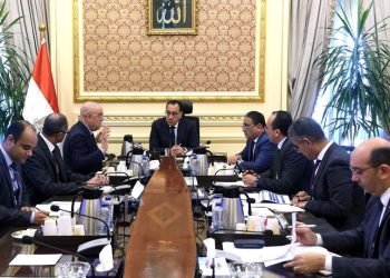 رئيس الوزراء يتابع موقف مشروعات تحلية مياه البحر والصرف الصحى بمحافظة الإسكندرية