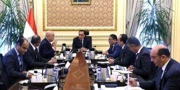 رئيس الوزراء يتابع موقف مشروعات تحلية مياه البحر والصرف الصحى بمحافظة الإسكندرية
