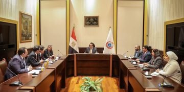 وزير الصحة يبحث مع خبير ياباني سبل التعاون وتبادل الخبرات في جراحات الأطفال وزراعة الأعضاء