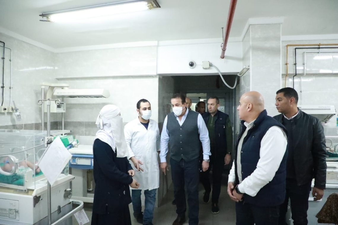 وزير الصحة يُحيل مديري ونواب مستشفيي أبو المنجا المركزي والنيل للتأمين الصحي للتحقيق لتغيبهم عن العمل