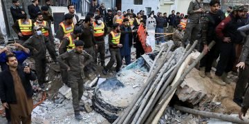 61 قتيلا و150 جريحا  ضحايا انفجار مسجد باكستان