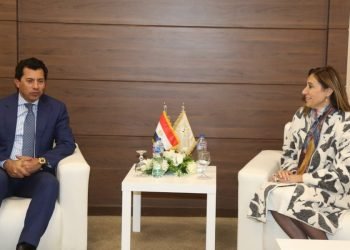 وزيرة الثقافة تلتقي وزير الشباب والرياضة وتُشيد بدور المتطوعين في تنظيم معرض الكتاب