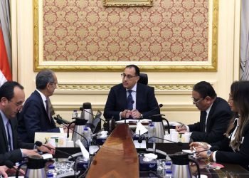 رئيس الوزراء يتابع مع وزير الاتصالات عدداً من المشروعات التي تنفذها الوزارة