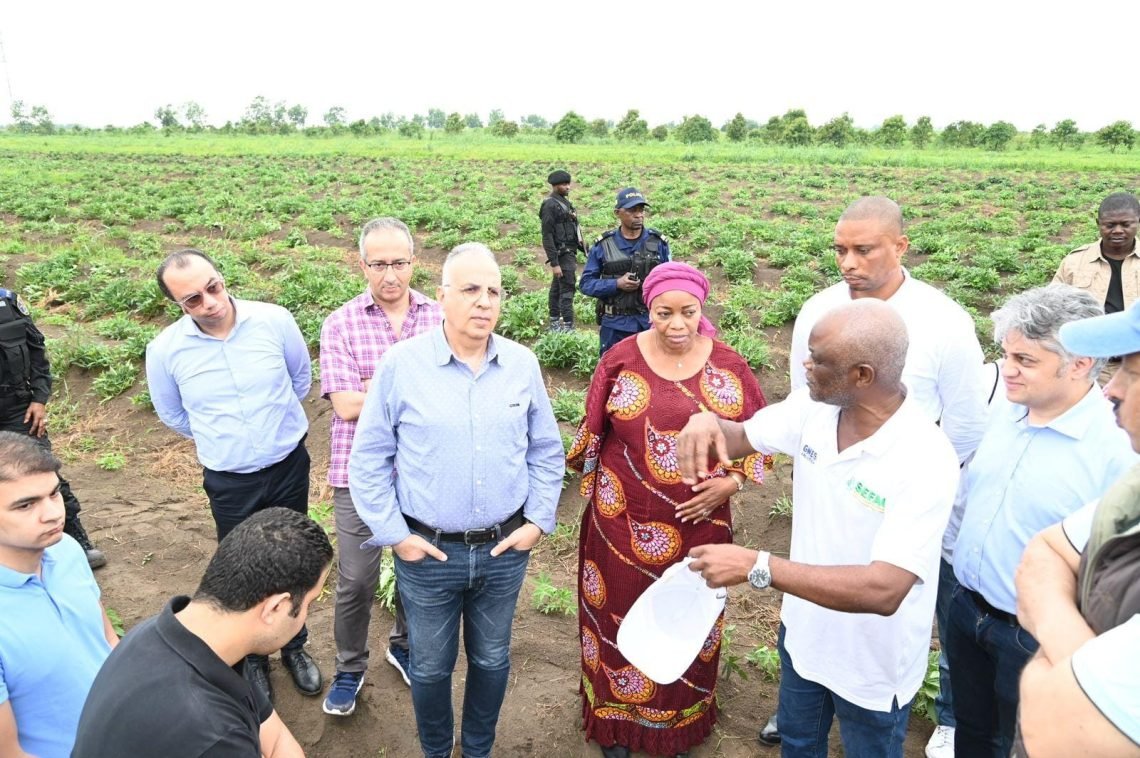 سويلم والسيدة ماسودى يقومان بزيارة ميدانية لأحد المواقع المختارة لإنشاء محطة مياه شرب جوفية بدولة الكونغو الديموقراطية