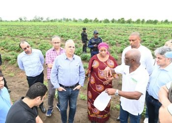 سويلم والسيدة ماسودى يقومان بزيارة ميدانية لأحد المواقع المختارة لإنشاء محطة مياه شرب جوفية بدولة الكونغو الديموقراطية