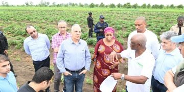 سويلم والسيدة ماسودى يقومان بزيارة ميدانية لأحد المواقع المختارة لإنشاء محطة مياه شرب جوفية بدولة الكونغو الديموقراطية