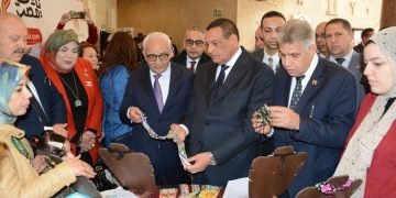 وزيرا التنمية المحلية والتربية والتعليم يتفقدان معرض “أيادي مصر” للمنتجات اليدوية والحرفية بمجمع دمنهور الثقافي