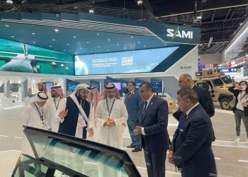“وزير الدولة للإنتاج الحربي” يتفقد الجناحين الإماراتي والسعودي بمعرض الدفاع “IDEX 2023”