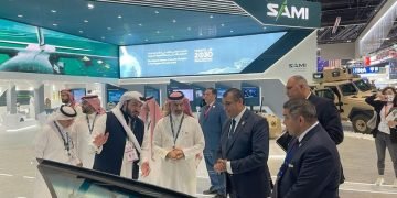 “وزير الدولة للإنتاج الحربي” يتفقد الجناحين الإماراتي والسعودي بمعرض الدفاع “IDEX 2023”