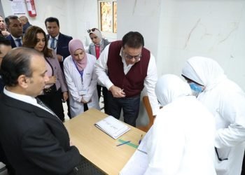 وزير الصحة يتفقد مركز طب الأسرة بحي ثان لمتابعة سير العمل بالمبادرة الرئاسية والخدمات المقدمة للمواطنين