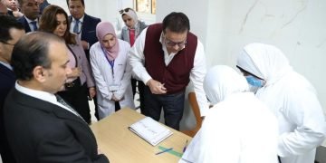 وزير الصحة يتفقد مركز طب الأسرة بحي ثان لمتابعة سير العمل بالمبادرة الرئاسية والخدمات المقدمة للمواطنين