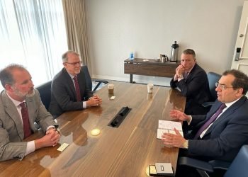 وزير البترول.. يبحث مع الرئيس التنفيذي لشركة شيفرون العالمية سبل دعم جهود تنمية الثروات البترولية