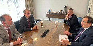 وزير البترول.. يبحث مع الرئيس التنفيذي لشركة شيفرون العالمية سبل دعم جهود تنمية الثروات البترولية