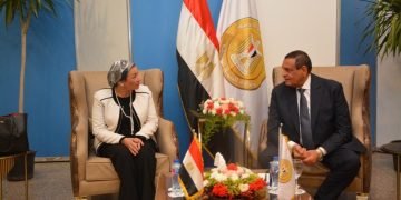 وزيرا التنمية المحلية والبيئة يفتتحان جناح “أيادي مصر” بمعرض القاهرة الدولي بمدينة مصر