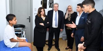 وزيرة الهجرة تسلم أحد أطفال “الأسمرات” قدما صناعيا تبرع بها دينيس إيريك رجل الأعمال المصري اليوناني