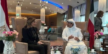 وزيرة الثقافة تلتقي نظيرها الكويتي لبحث مزيد من التعاون بين الجانبين