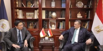 وزير السياحة والآثار وسفير سنغافورة بالقاهرة يبحثان سبل تعزيز التعاون السياحي والأثري