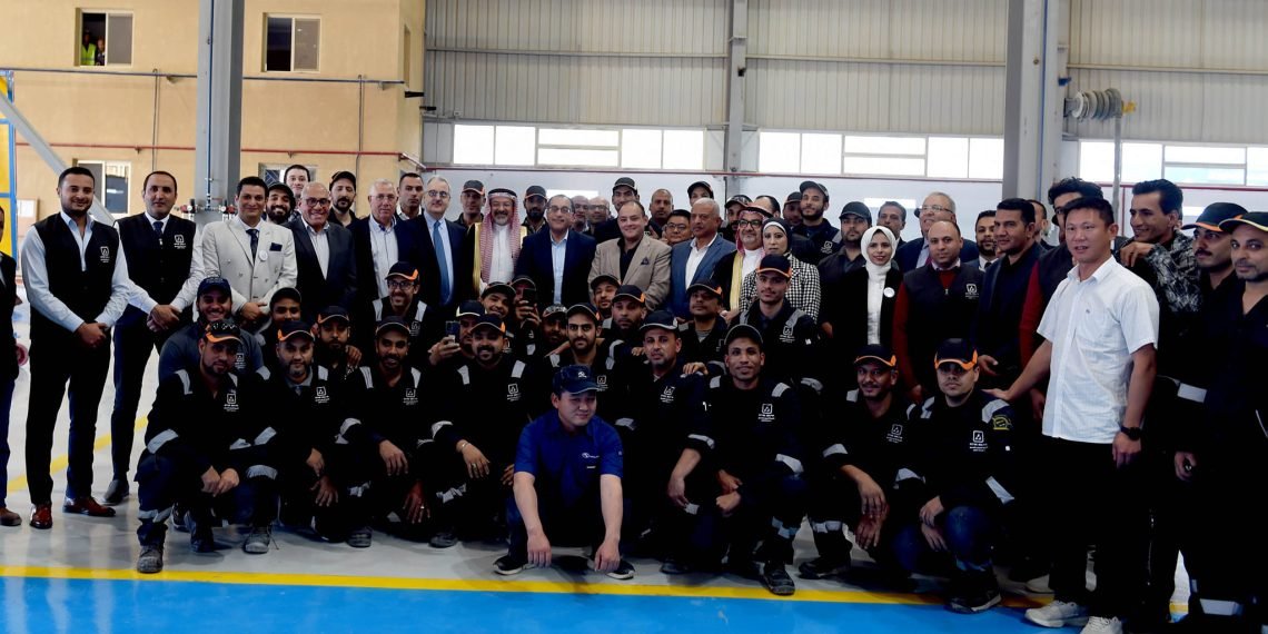 رئيس الوزراء يتفقد مصنع الشركة العربية للتجارة والتصنيع وخدمات النقل لتصنيع وتجميع الحافلات بمختلف أنواعها