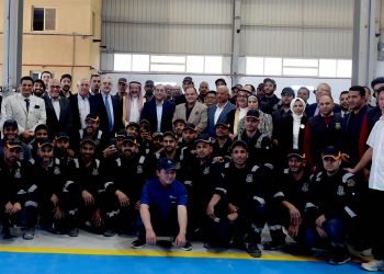 رئيس الوزراء يتفقد مصنع الشركة العربية للتجارة والتصنيع وخدمات النقل لتصنيع وتجميع الحافلات بمختلف أنواعها