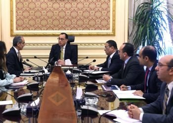 رئيس الوزراء يتابع مع وزير الاتصالات مستجدات عدد من مشروعات الوزارة