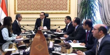 رئيس الوزراء يتابع مع وزير الاتصالات مستجدات عدد من مشروعات الوزارة