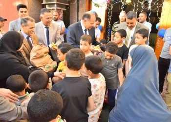 محافظ اسيوط يشكر الاحزاب ويشاركهم فرحة الجماهير بعيد الفطر المبارك