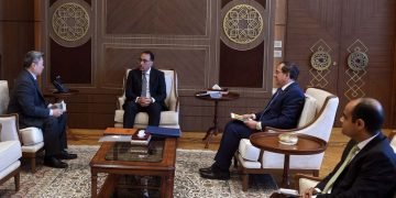 رئيس الوزراء يستعرض مع نائب رئيس ” أباتشي ” العالمية استثمارات الشركة في مصر وخططها المستقبلية
