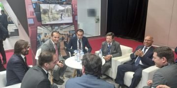 وزير النقل يستكمل مباحثاث إنشاء مصنعين للوحدات المتحركة لتصنيع عربات السكك الحديدية و مترو الأنفاق والقطار الكهربائي و تصنيع الأجهزة  والأنظمة الإلكتروميكانيكية في مصر