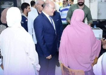 القائم بعمل رئيس جامعة سوهاج يتابع انتظام أعمال التنسيق الالكتروني باليوم الثاني للمرحلة الاولي