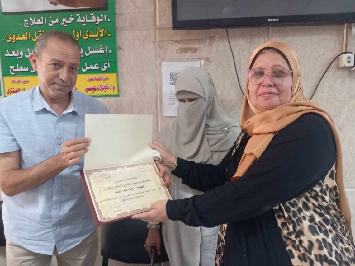 تكريم نائبه رئيسه التمريض وفاء السقا، بعياده التطبيقيين للتأمين الصحي بالمحله الكبري