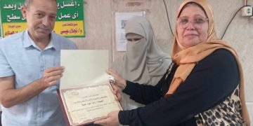 تكريم نائبه رئيسه التمريض وفاء السقا، بعياده التطبيقيين للتأمين الصحي بالمحله الكبري