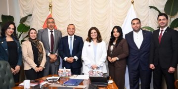 وزيرة الهجرة تلتقي متخصصين في الحلول الرقمية للتنسيق بشأن الترويج للمبادرة