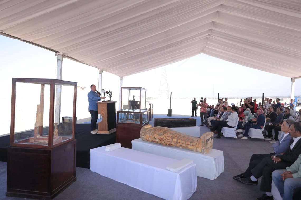 الكشف عن أول بردية كاملة يتم العثور عليها في منطقة الغريفة