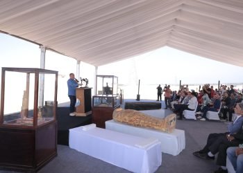 الكشف عن أول بردية كاملة يتم العثور عليها في منطقة الغريفة