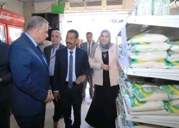 محافظ سوهاج يتفقد عدد من المحلات التجارية لمتابعة تطبيق مبادرة “خفض أسعار السلع الأساسية”