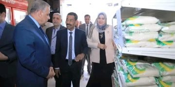 محافظ سوهاج يتفقد عدد من المحلات التجارية لمتابعة تطبيق مبادرة “خفض أسعار السلع الأساسية”