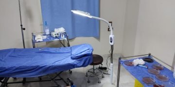 ضبط طالبة بمعهد تمريض وشخص حاصل على دبلوم فني يديران مركزاً لزراعة الشعر بالدقهلية